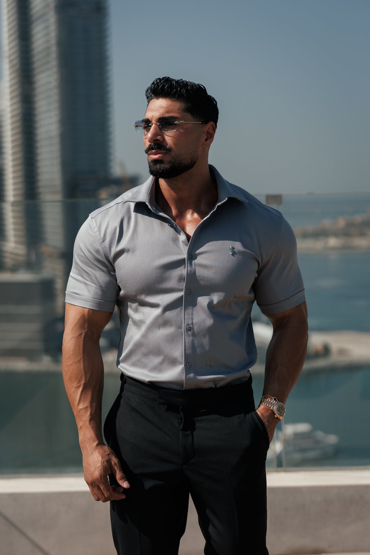 Super Slim Stretch Denim-Kurzarmhemd in Mittelgrau mit silbernem Metalldetail und Haikragen - FS1327