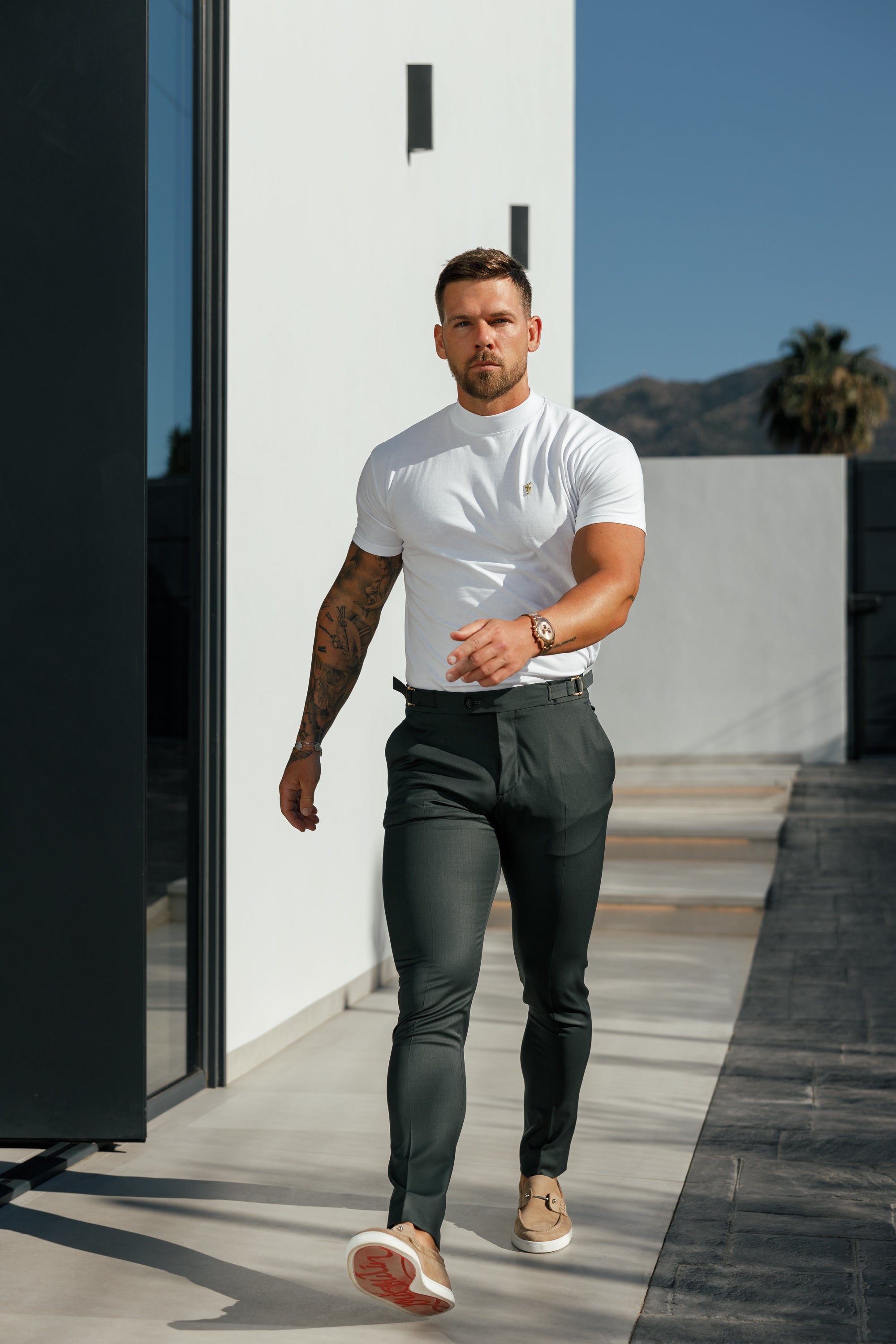 Schmale, elegante, dunkelgrüne Stretchhose mit seitlichen Verstellmöglichkeiten - FST032