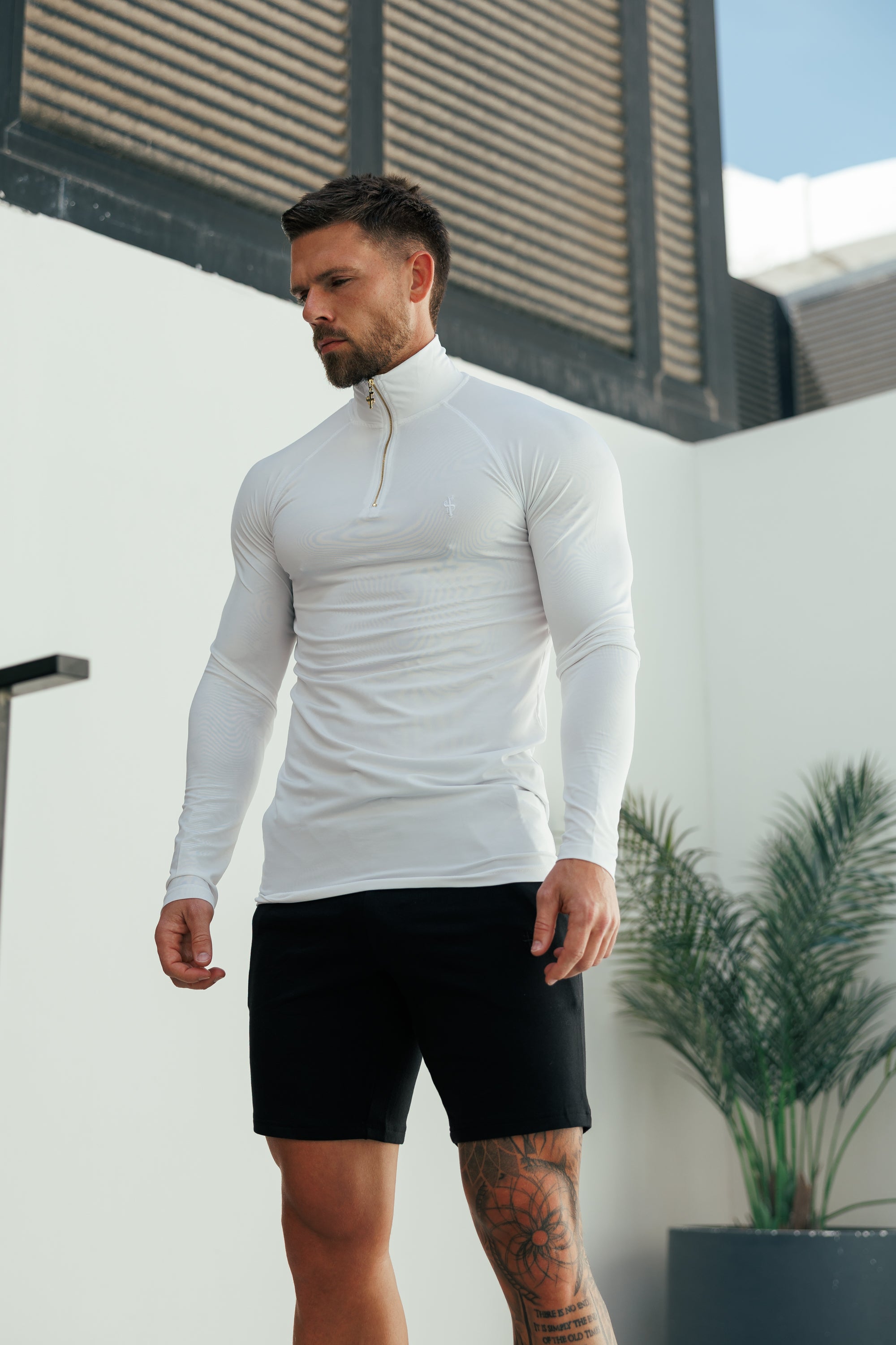Muskelbetontes, langärmeliges, weiß/goldenes Sporttop mit halbem Reißverschluss - FSH889