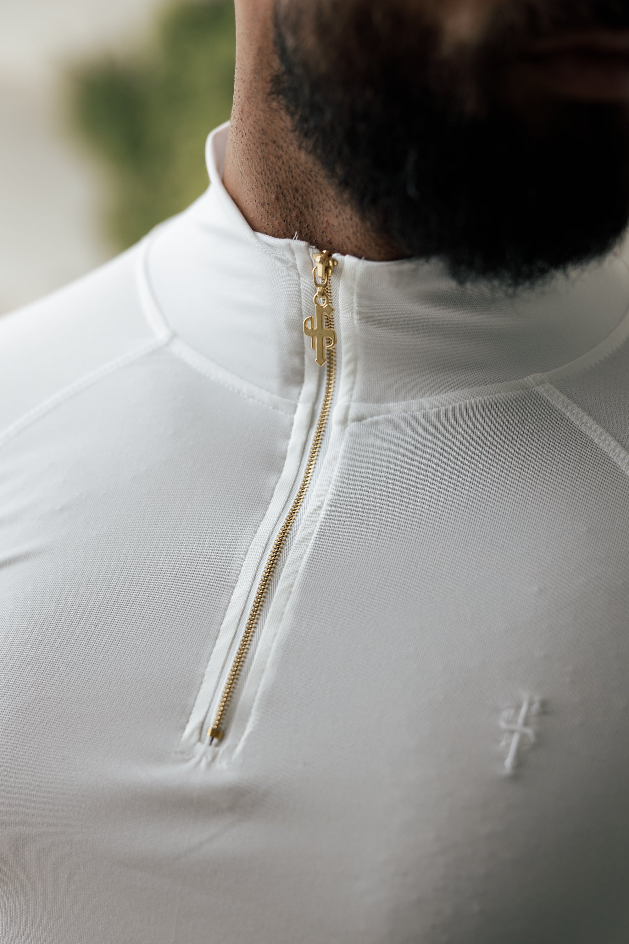 Muskelbetontes, langärmeliges, weiß/goldenes Sporttop mit halbem Reißverschluss - FSH889