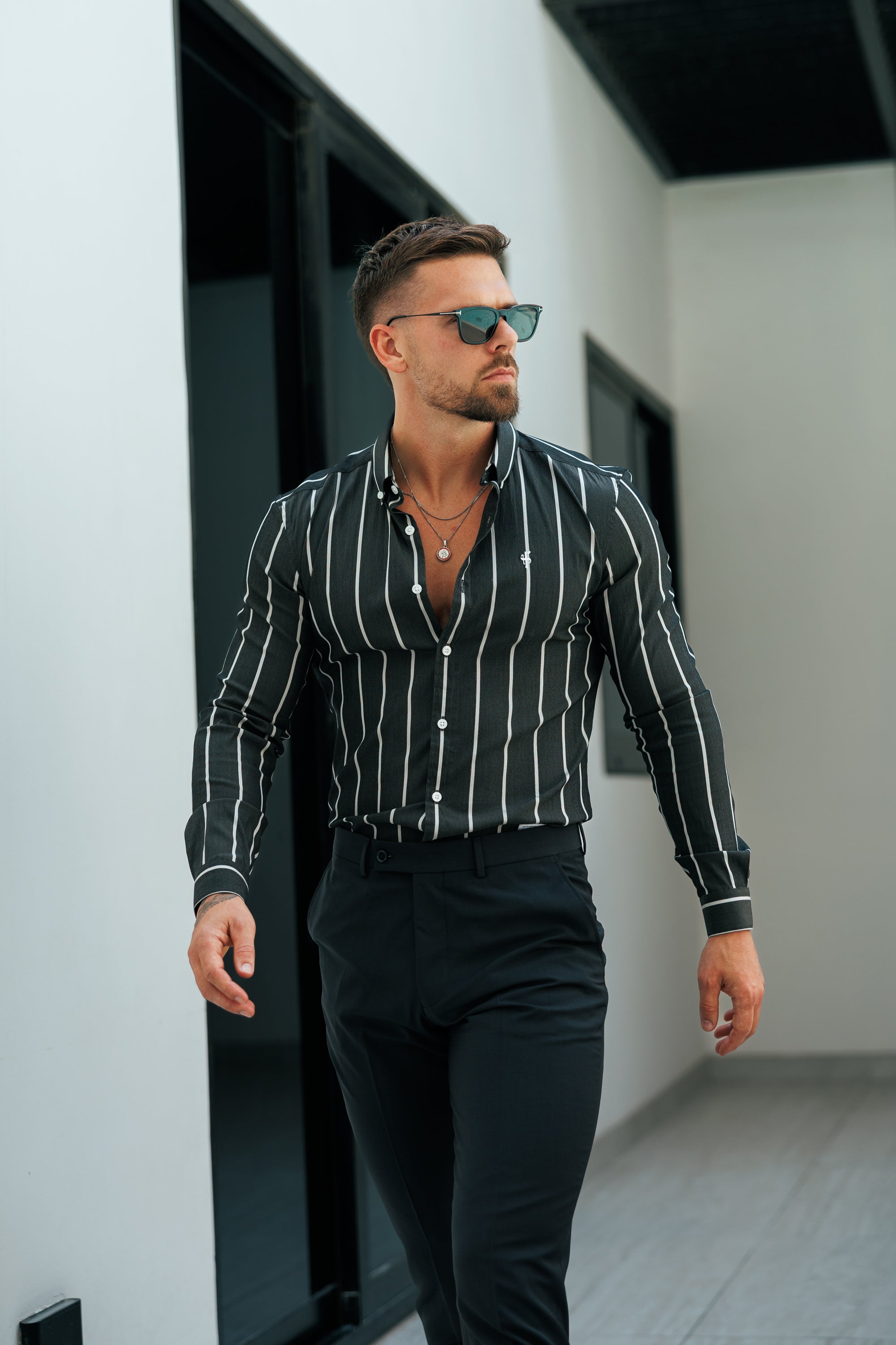 Super Slim Stretch Langarmshirt mit breiten Streifen in Anthrazit/Weiß und Button-Down-Kragen - FS1224