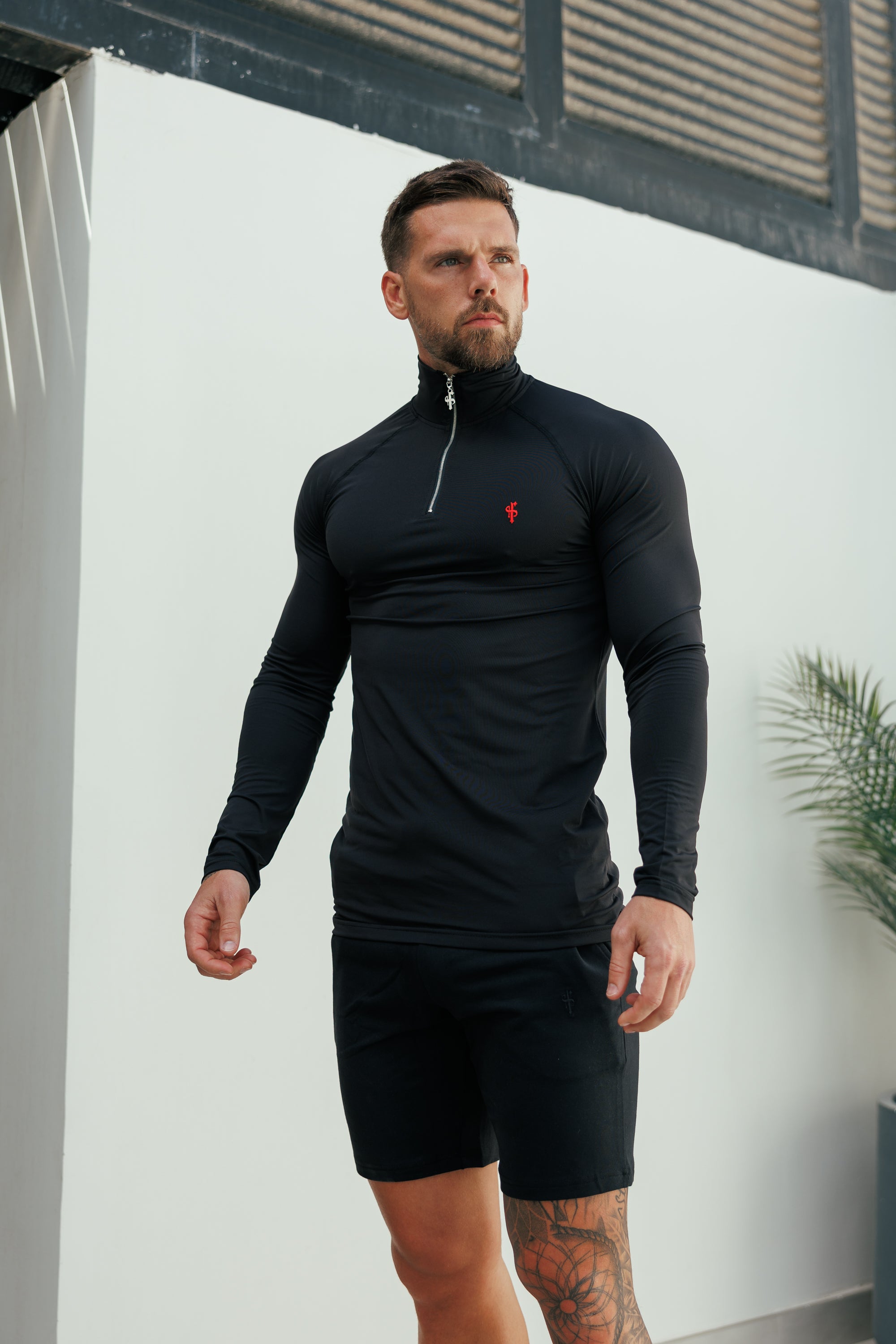 Muscle Fit Langarm-Sporttop mit halbem Reißverschluss, schwarz/rot - FSH1450