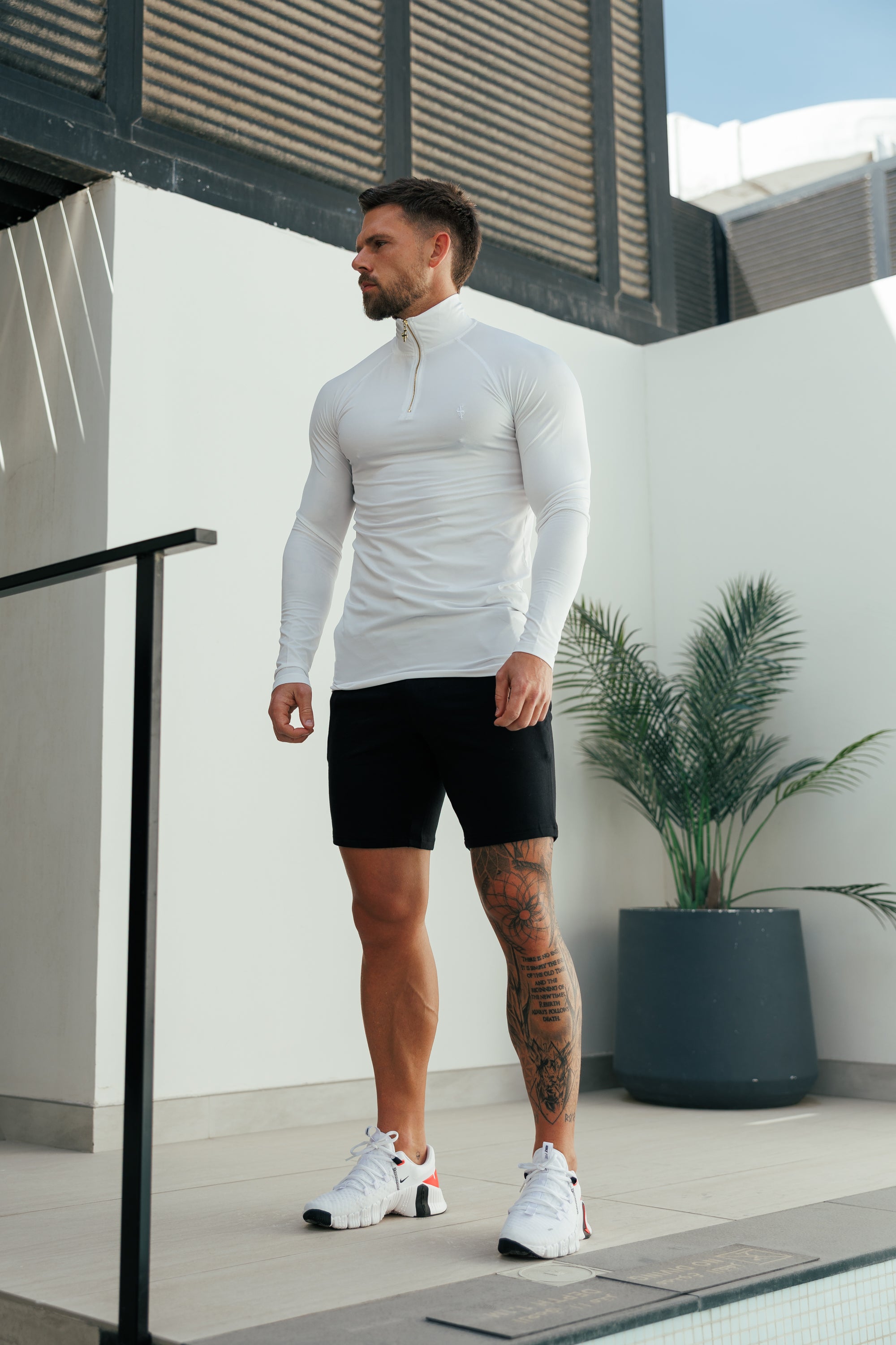 Muskelbetontes, langärmeliges, weiß/goldenes Sporttop mit halbem Reißverschluss - FSH889