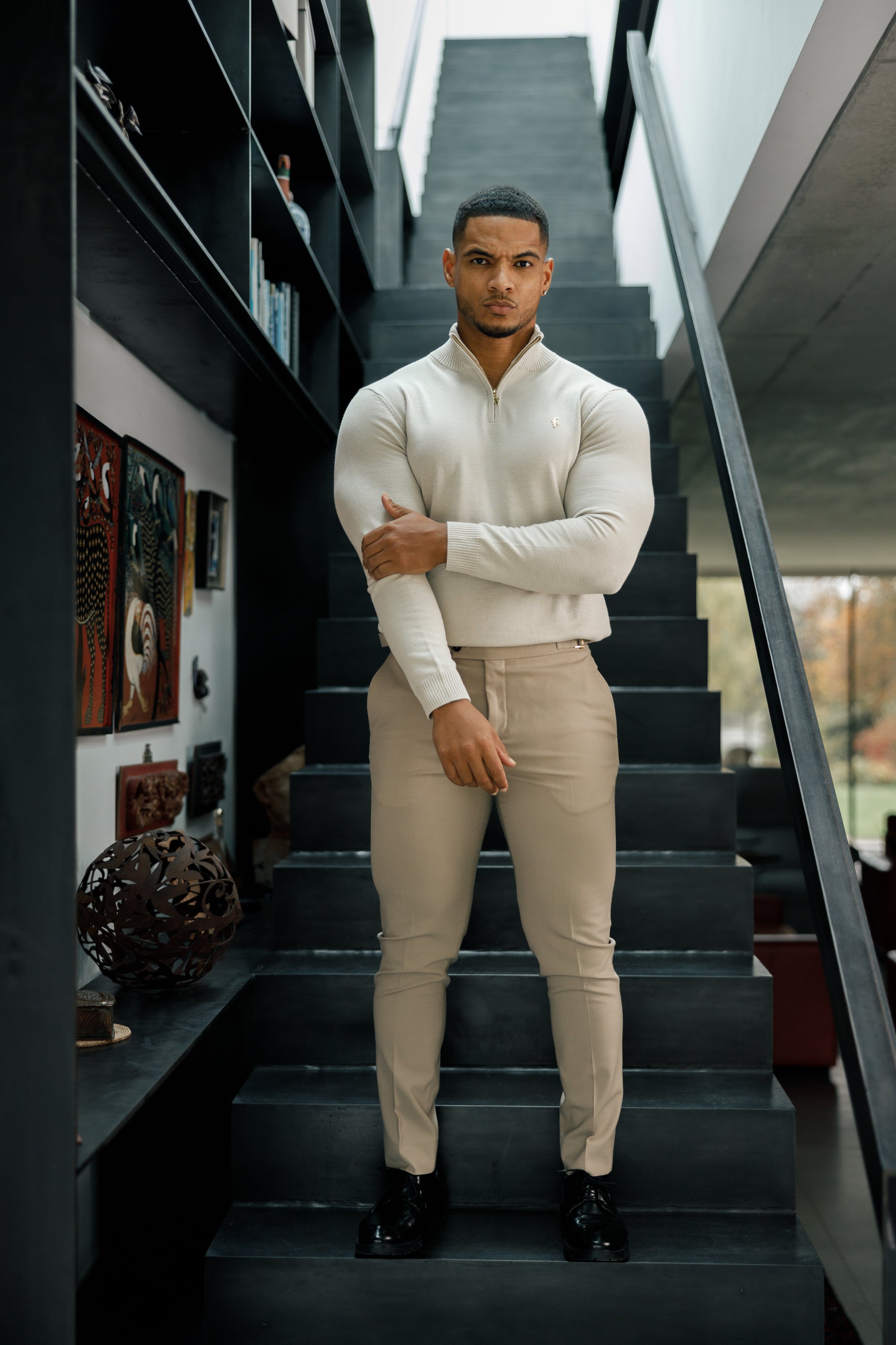 Schmale, elegante beige Stretchhose mit goldenen Taillenverstellern - FST017