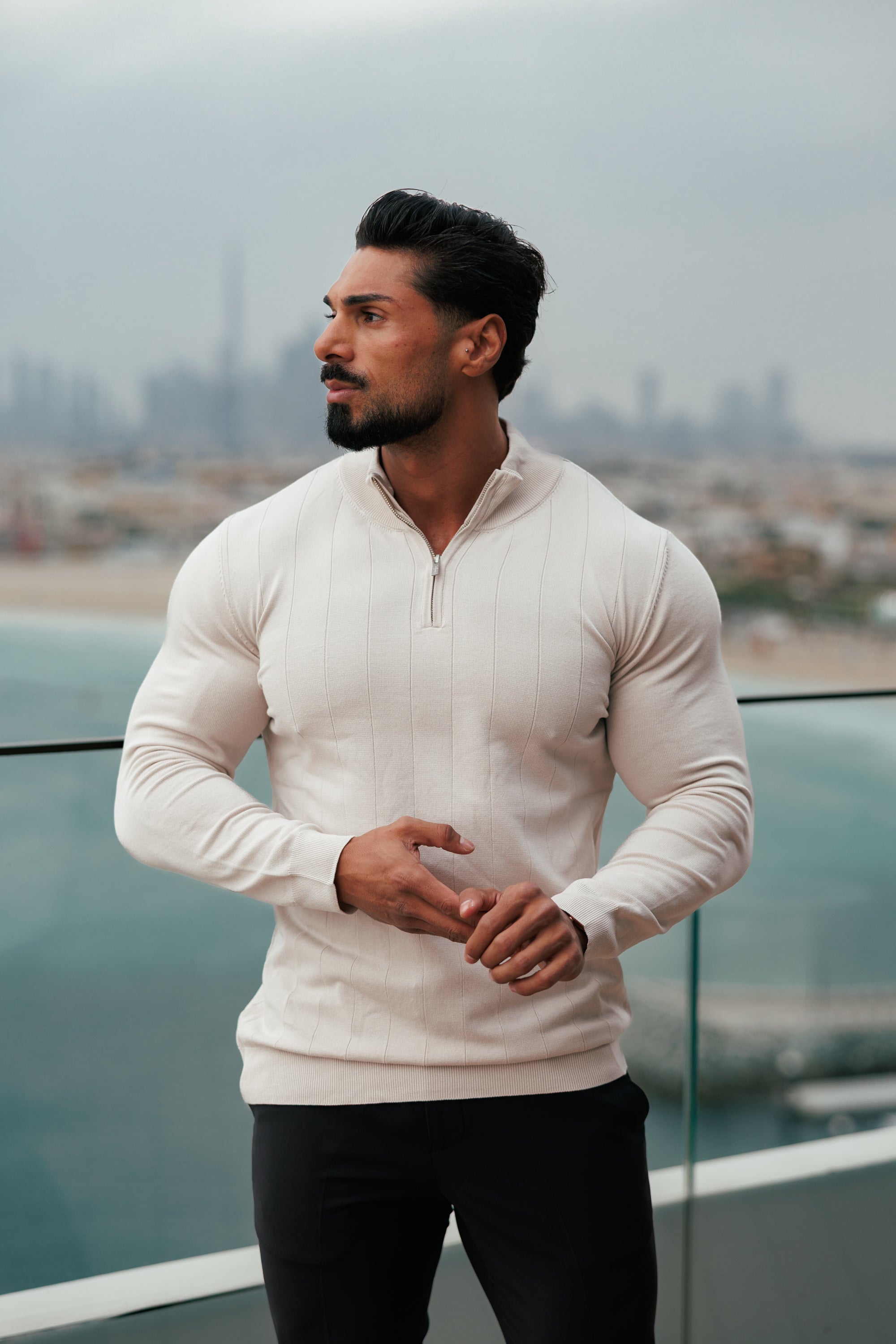 Selbstgestreifter Strickpullover mit 1/4-Reißverschluss und Stehkragen, cremefarben, langärmlig - FSR052