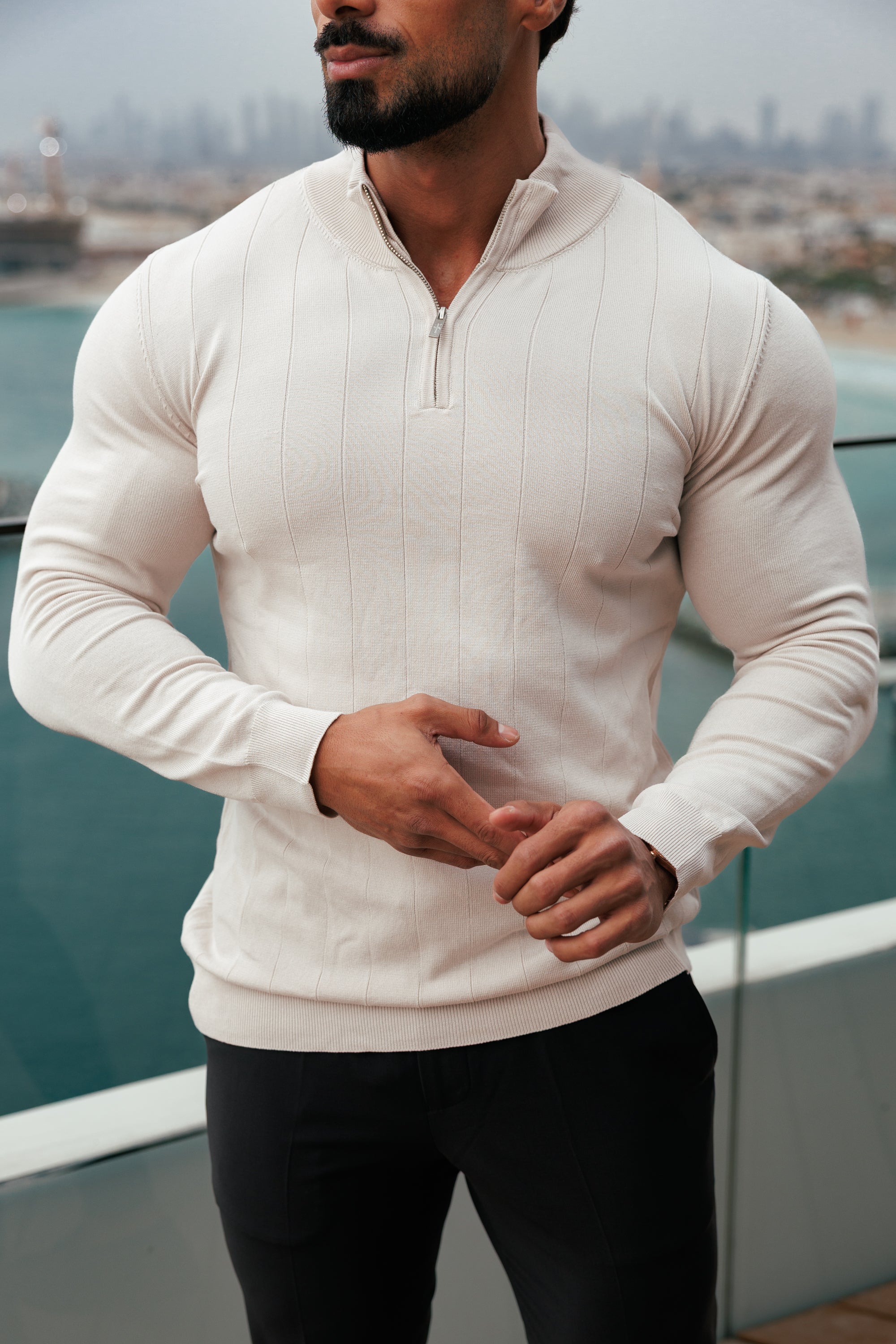 Selbstgestreifter Strickpullover mit 1/4-Reißverschluss und Stehkragen, cremefarben, langärmlig - FSR052