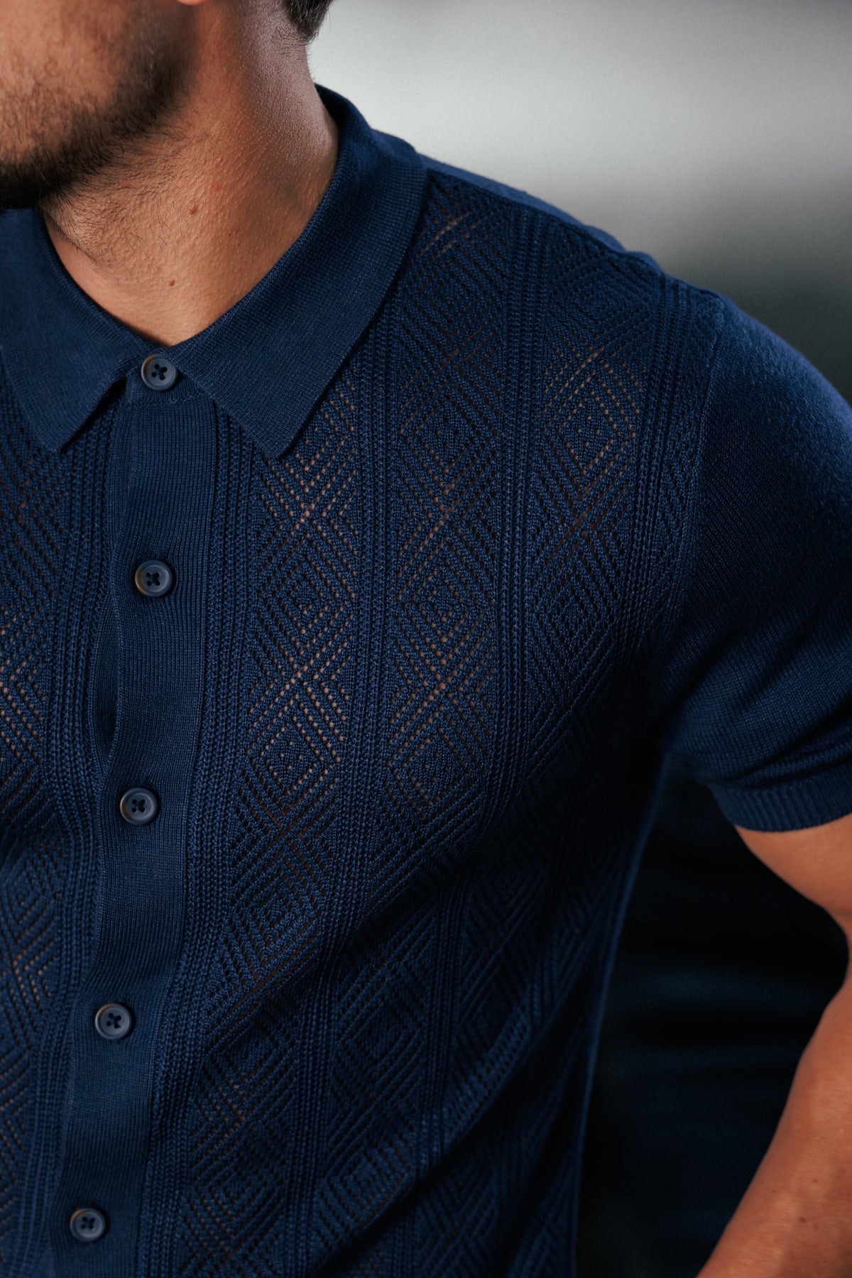 Marineblaues Hemd mit Rautenstreifen und Perforationen, kurzärmlig - FSA023