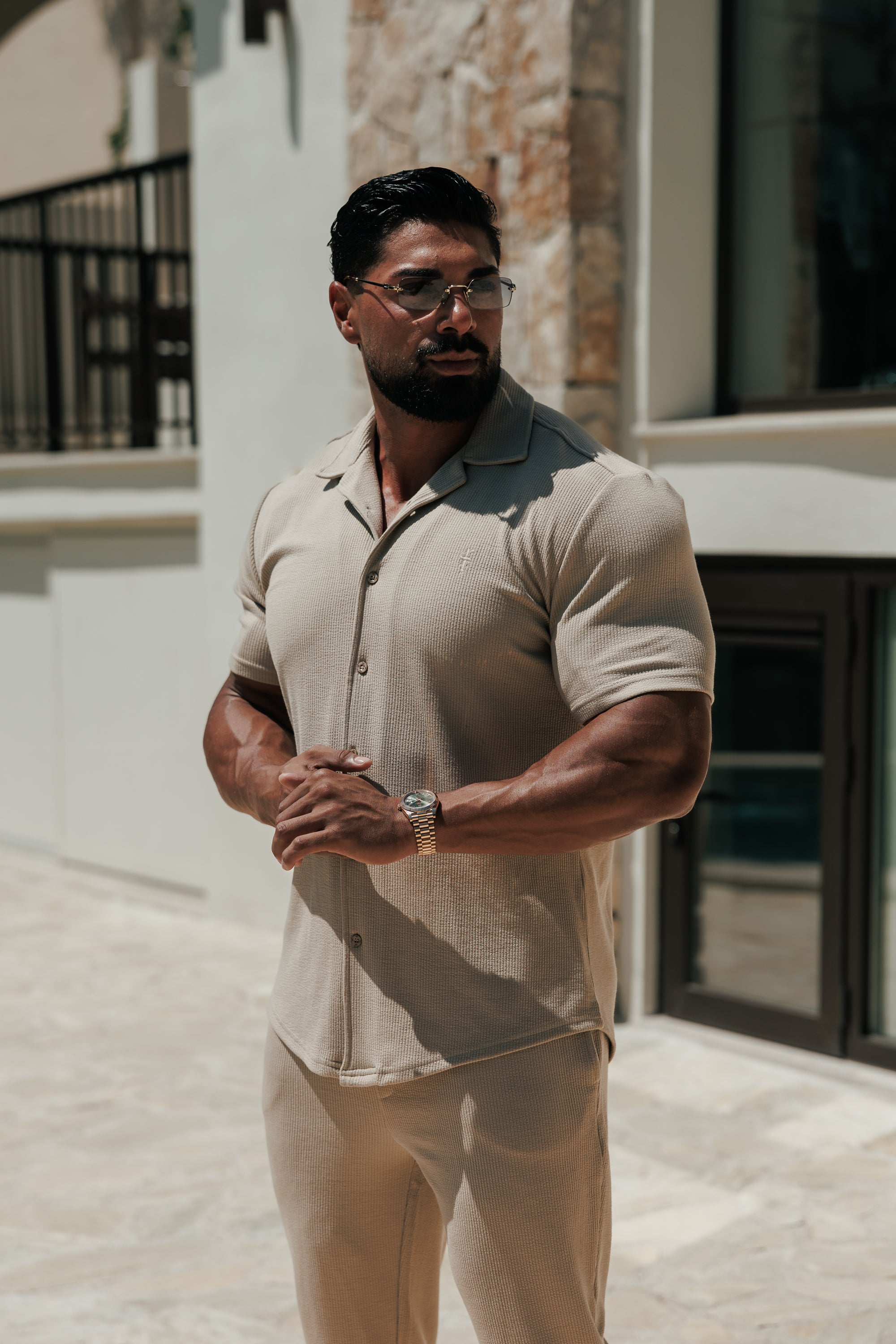 Jersey-Kord-Stretch-Hemd in Beige mit Revers und kurzen Ärmeln – FSR073 (VORBESTELLUNG 27. JULI)