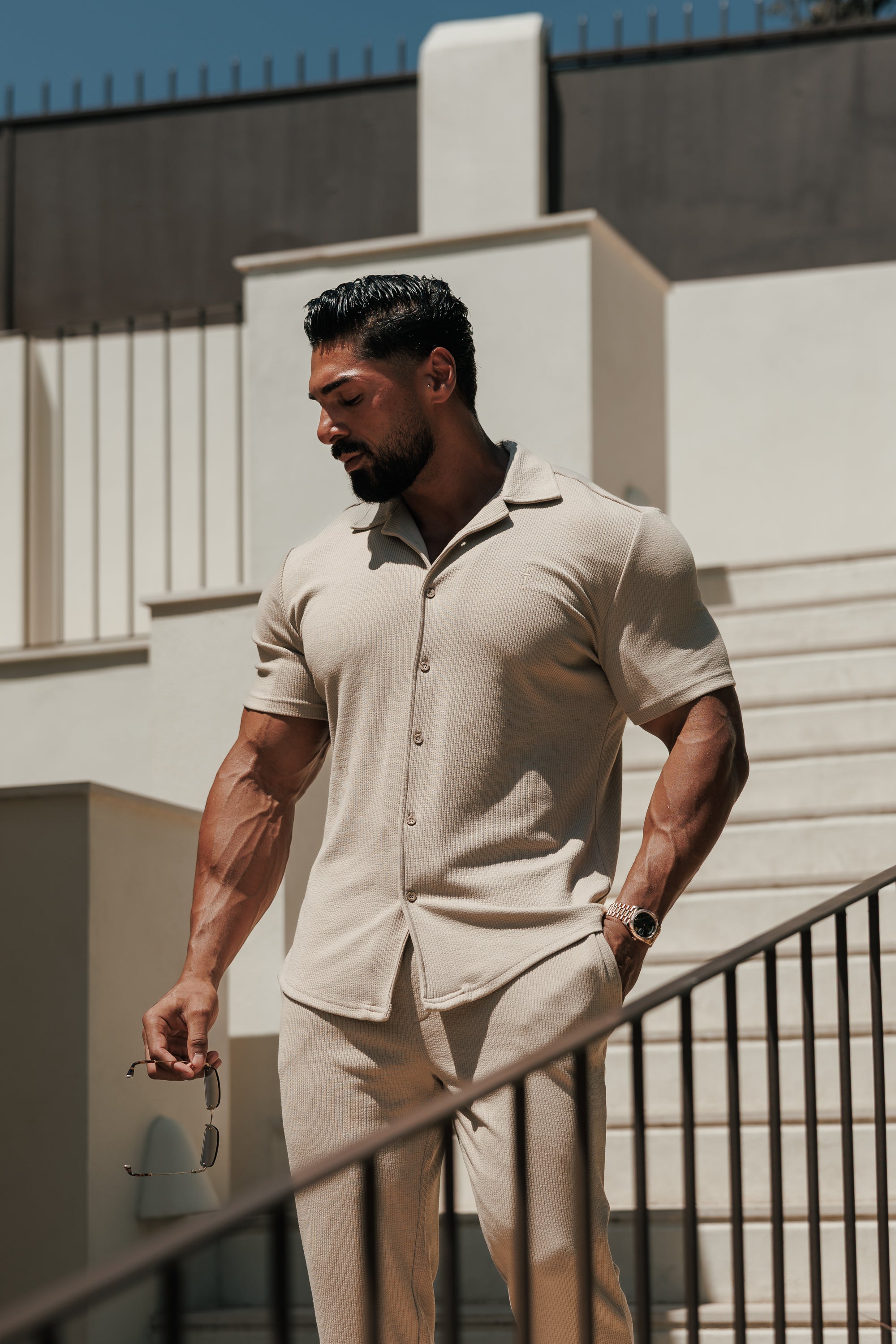 Jersey-Kord-Stretch-Hemd in Beige mit Revers und kurzen Ärmeln – FSR073 (VORBESTELLUNG 27. JULI)