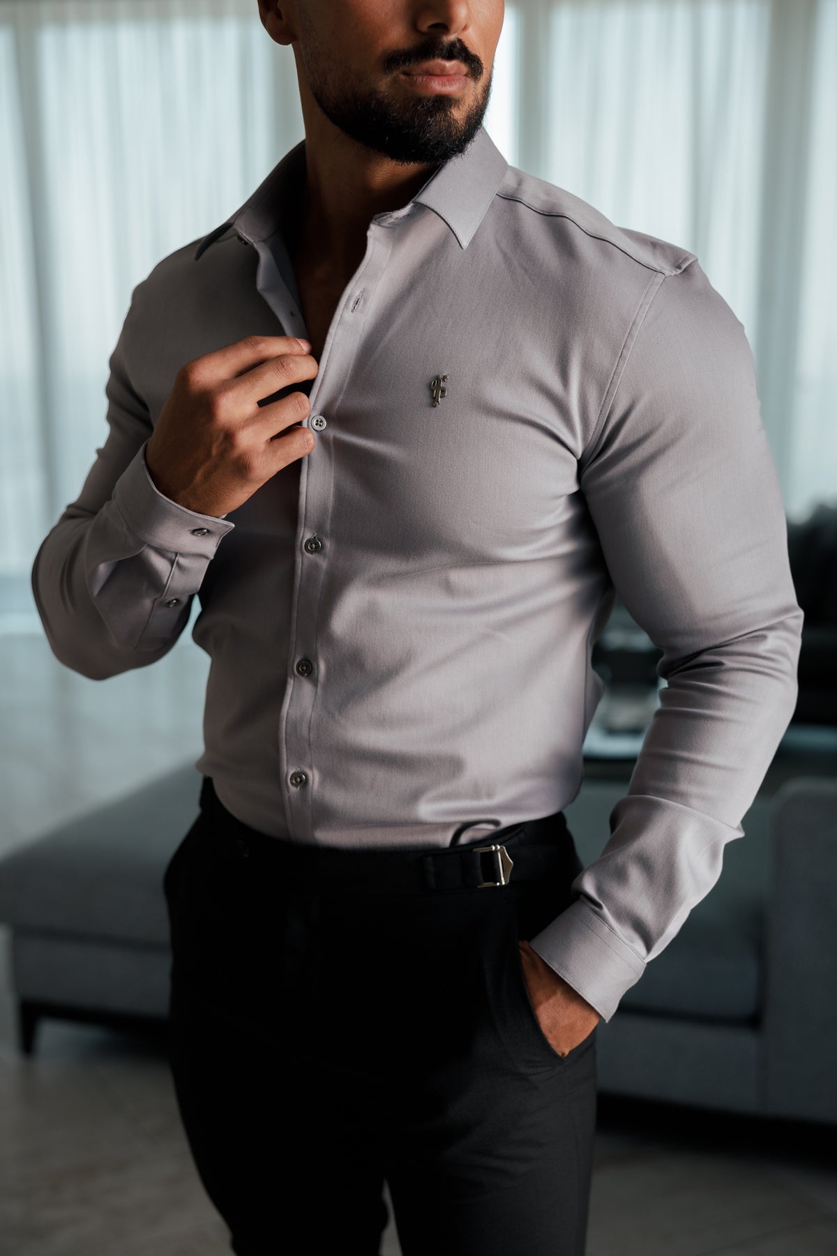 Super Slim Stretch Denim-Langarmhemd in Mittelgrau mit silbernem Metalldekor und Haikragen – FS1319