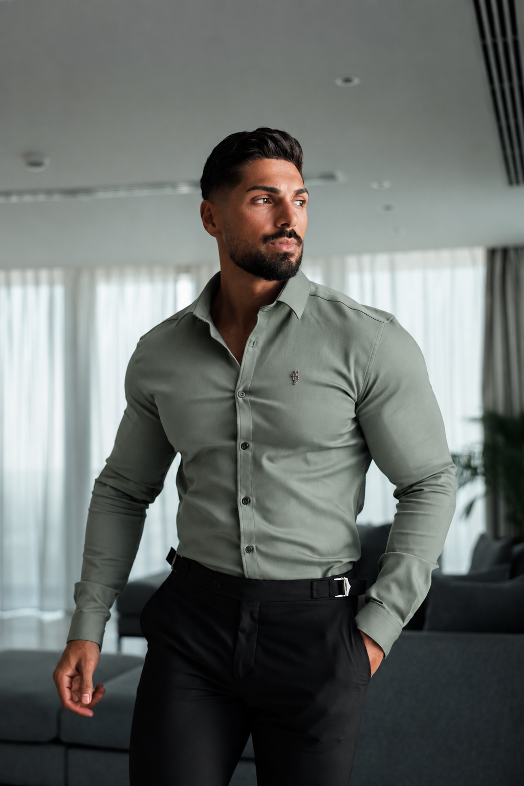 Super Slim Stretch Jeanshemd in Salbeigrün mit langen Ärmeln, silbernem Metalldekor und Haifischkragen - FS1318