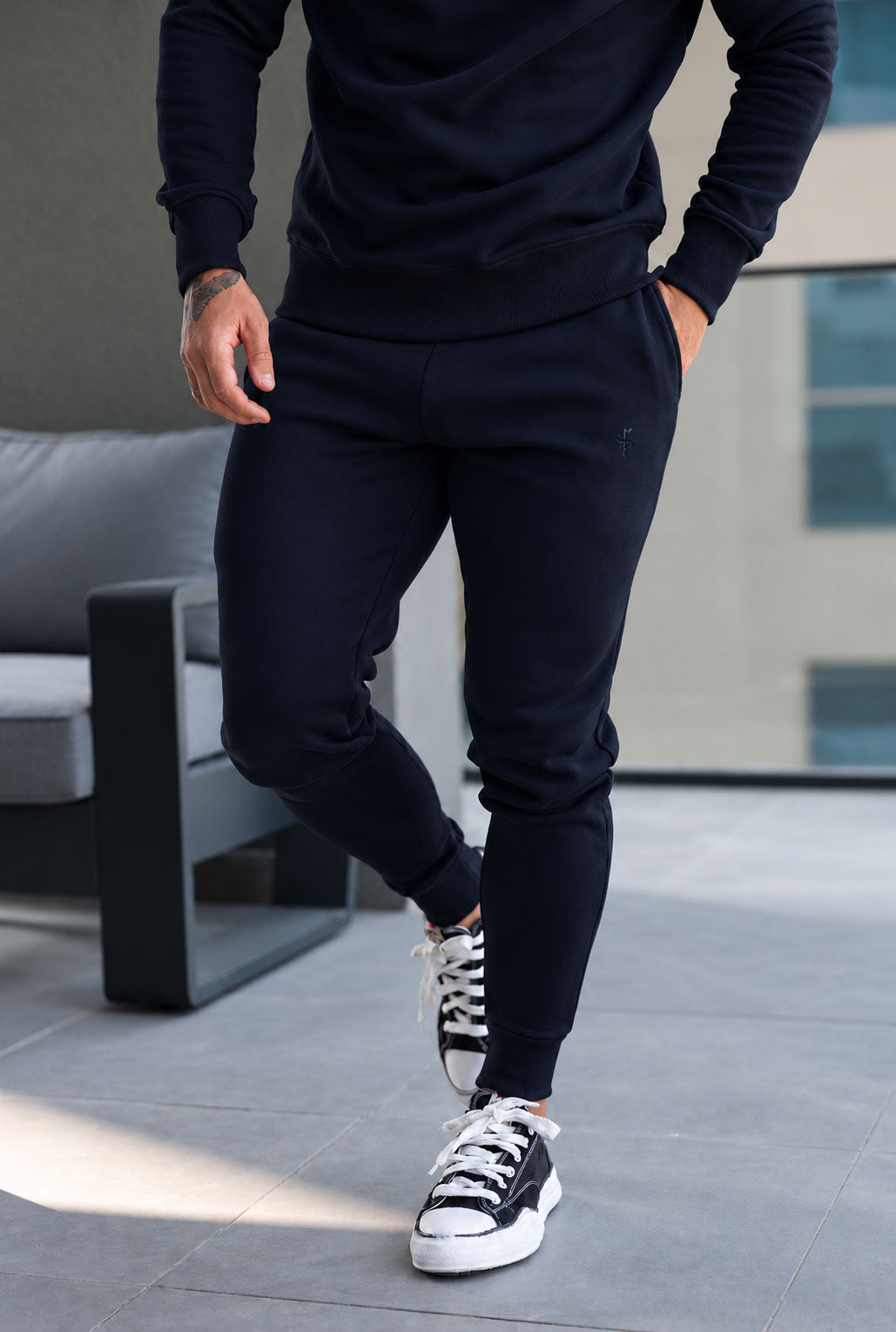 Marineblaue Trainingshose mit Ton-in-Ton-Branding - FSH1724