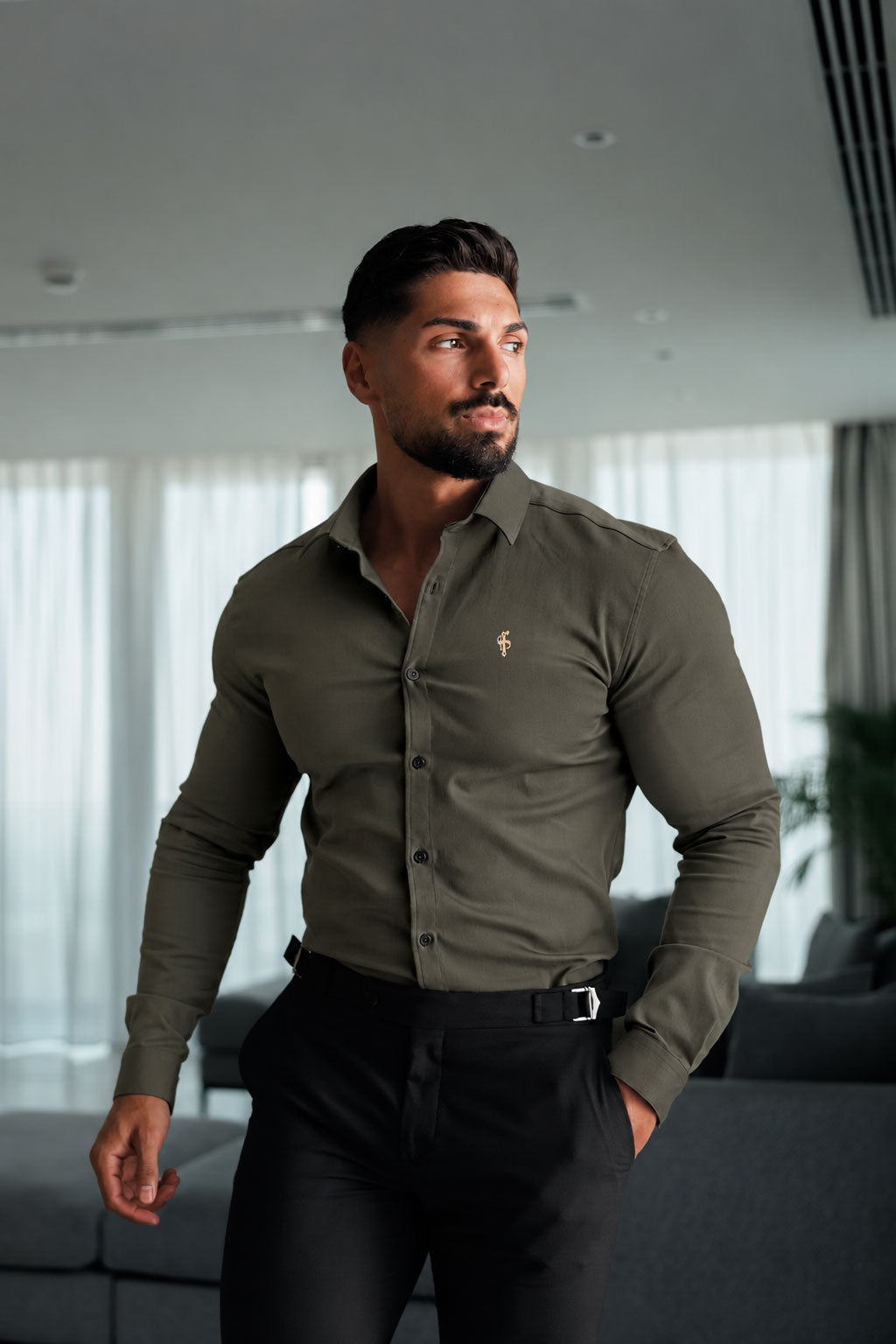 Super Slim Stretch-Jeanshemd in Oliv mit goldenem Metalldekor und Haifischkragen - FS1316