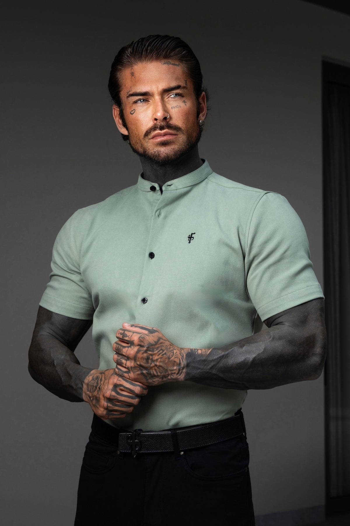 Klassisches Stretch-Khaki / Salbei mit Großvaterkragen Kurzarm - FS1258