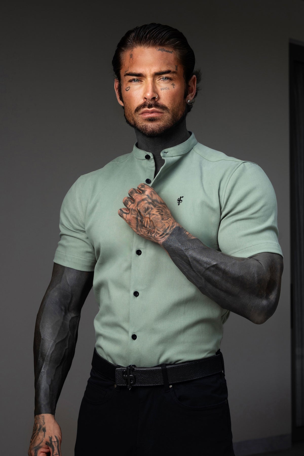 Klassisches Stretch-Khaki / Salbei mit Großvaterkragen Kurzarm - FS1258