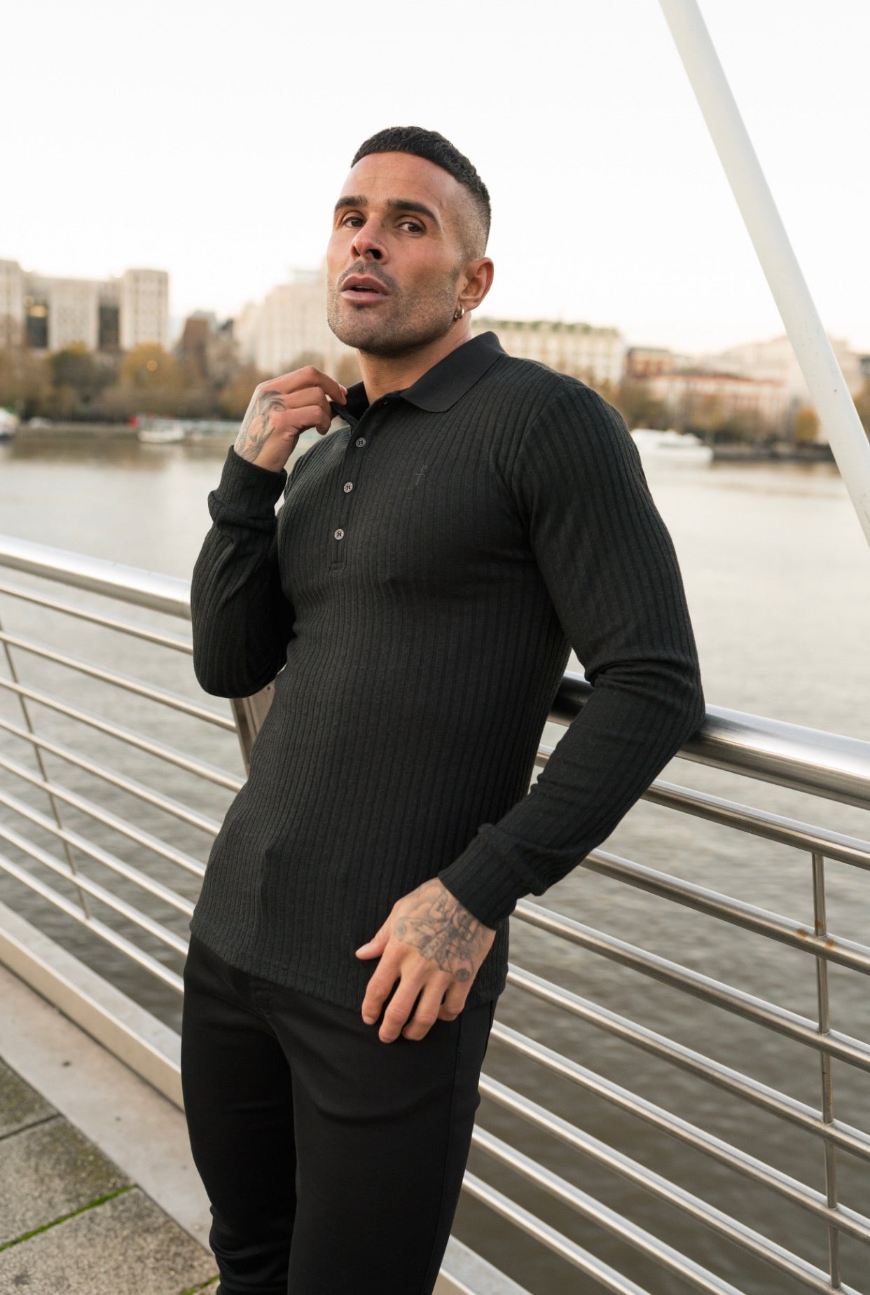 Super Slim Schwarzes Rippstrick-Poloshirt Langarm - FSH582